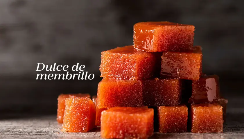 Cubos de dulce de membrillo apilados, con un brillo apetitoso.
