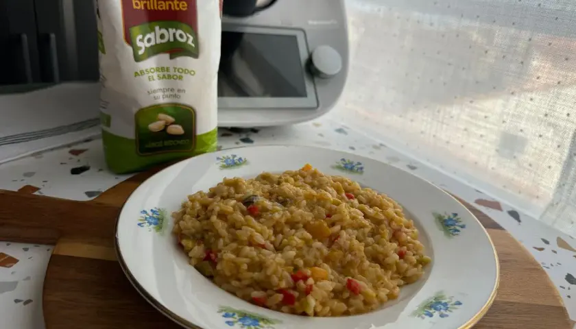 Delicioso arroz con verduras hecho en Thermomix, listo para disfrutar.