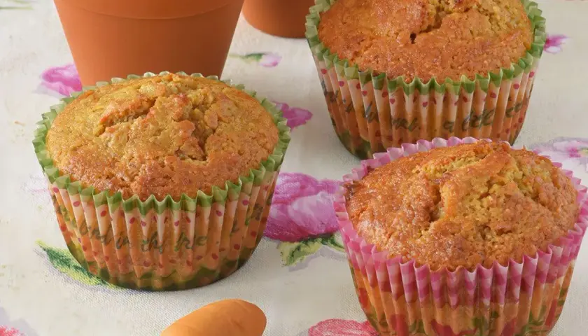Deliciosas magdalenas de zanahoria, horneadas en macetas de terracota y decoradas con motivos florales.