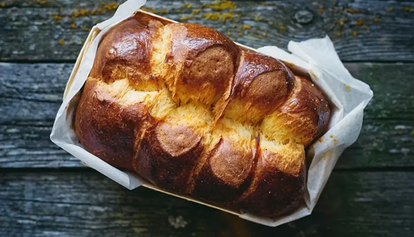 Pan casero Thermomix, dorado y esponjoso, listo para disfrutar. Su corteza crujiente y miga tierna lo hacen perfecto.
