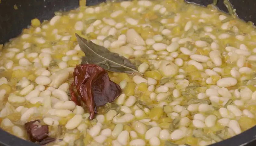 Un plato humeante de pochas a la riojana, con judías blancas tiernas, pimiento, laurel y guindilla.