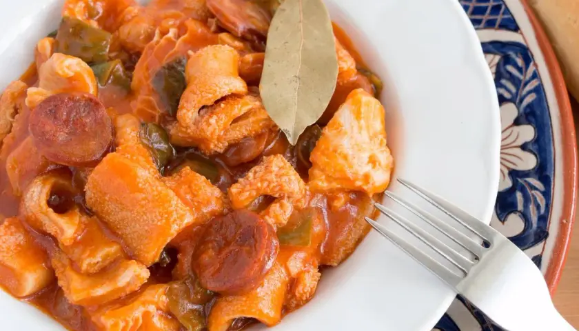 Un plato de callos a la madrileña, con chorizo y pimientos, como las recetas de la abuela. Un manjar tradicional.