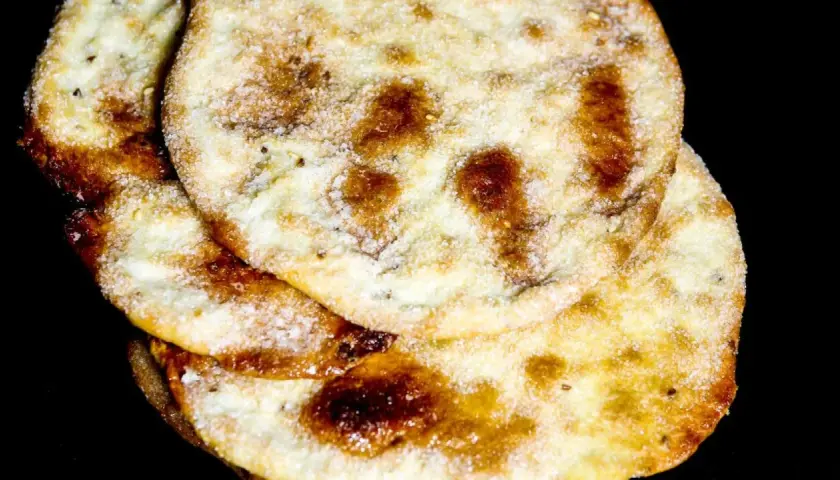 Deliciosas tortas de anís, crujientes y espolvoreadas con azúcar, listas para disfrutar.