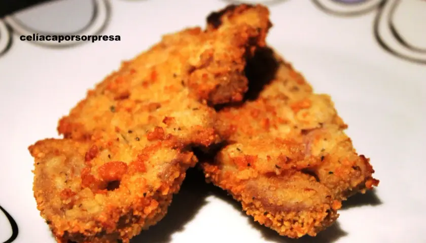 Tres escalopes de ternera empanados y dorados, listos para disfrutar.