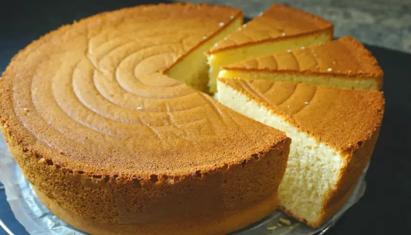 Bizcocho sin azucar, esponjoso y dorado, con un diseño circular en la superficie. Perfecto para un postre saludable.