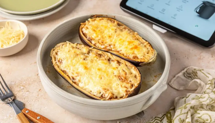 Berenjenas rellenas gratinadas, listas para disfrutar. La Thermomix facilita la preparación de esta deliciosa receta.