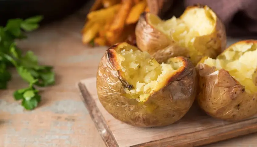 Patatas asadas al horno en papel albal, tiernas y doradas, listas para disfrutar.