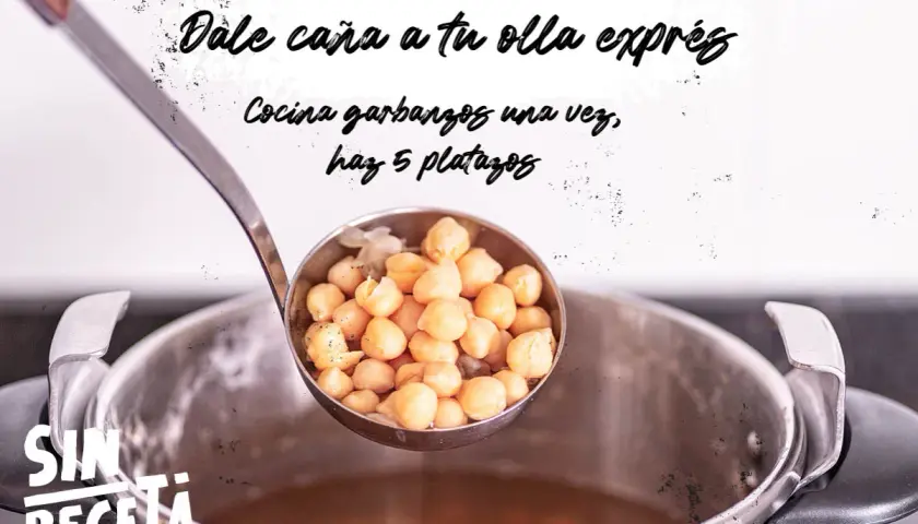 Cucharón lleno de garbanzos cocidos en olla express. ¡Cocina garbanzos una vez y haz 5 platazos!