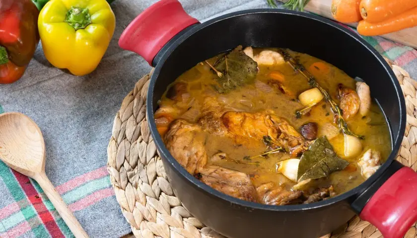 Un delicioso conejo en escabeche, cocinado a fuego lento con hierbas aromáticas y verduras.