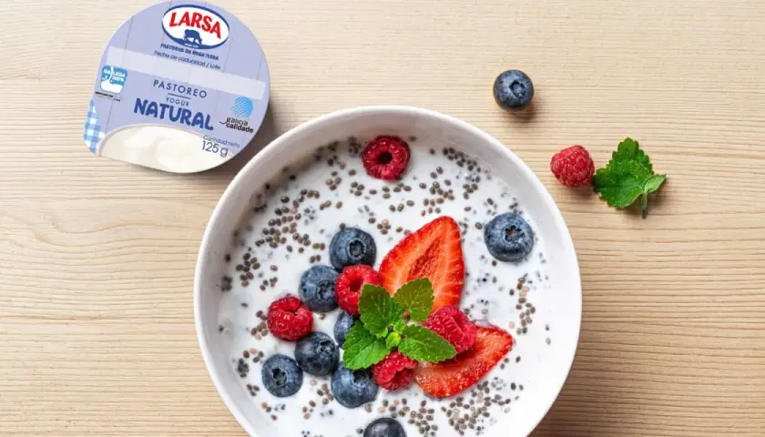 Yogur natural con chía, fresas, arándanos y frambuesas. Ideal para saber cuanto tiempo dejar la chía en yogurt y disfrutar de un desayuno saludable.