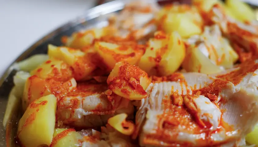 Raya a la gallega con patatas cocidas y espolvoreada con pimentón. Un plato tradicional gallego.