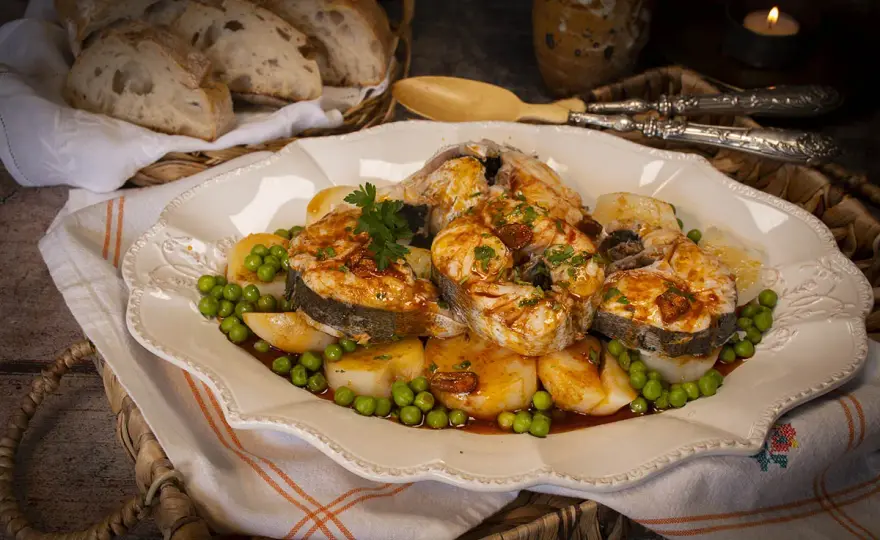 Merluza con patatas y ajada - Receta fácil y deliciosa