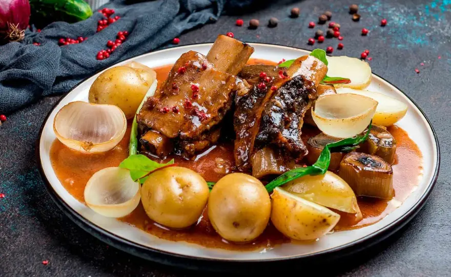 Costillas al Horno con Patatas y Vino Blanco - Receta Jugosa