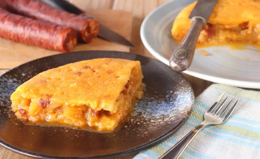 Tortilla de chorizo perfecta - jugosa y llena de sabor