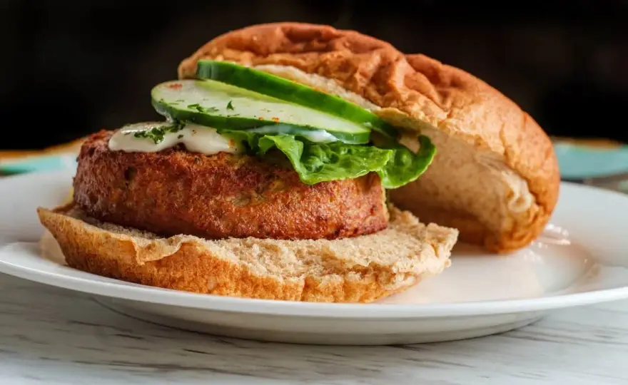 Hamburguesa de salmón casera - Jugosa y firme, ¡sin que se rompa!