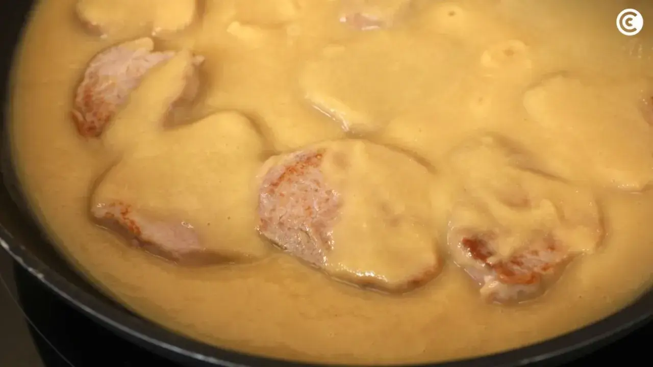Filetes de cerdo en una salsa cremosa y espesa, perfecta para aprender como espesar una salsa.