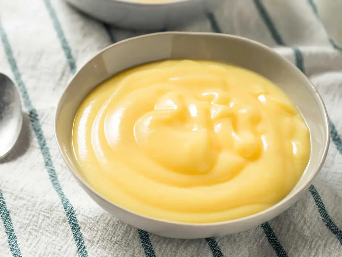 Crema pastelera suave y sedosa, perfecta para postres rápidos. ¡La crema pastelera microondas es tu aliada!