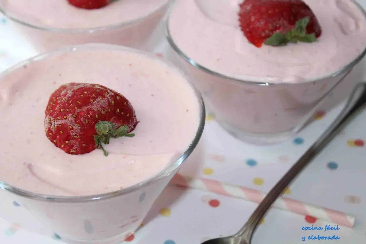 Deliciosa espuma de fresas Thermomix, servida en copas y decorada con fresas frescas.