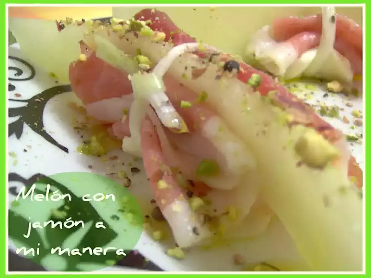 Melón con jamón, un clásico reinventado con pistachos picados. ¡Una delicia para el paladar!