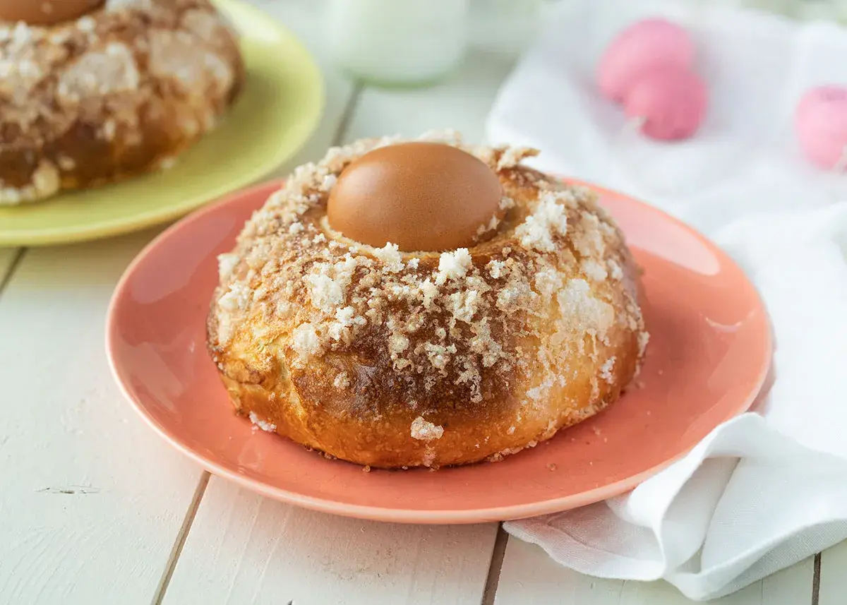 Monas de Pascua con huevo cocido y azúcar glas, perfectas para tu receta.