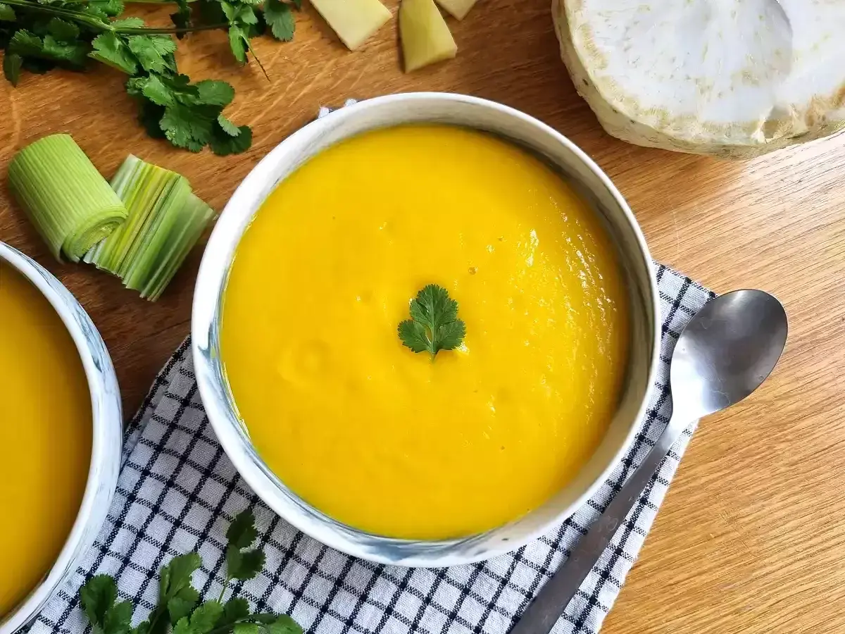 Crema de verduras Thermomix, un plato reconfortante y saludable. Puerro, apio y cilantro decoran esta deliciosa sopa.