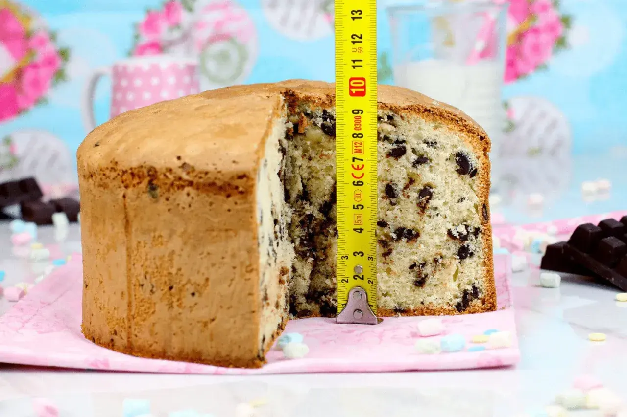 Bizcocho de vainilla con chispas de chocolate, medido con cinta métrica. ¡Perfecto para una merienda!