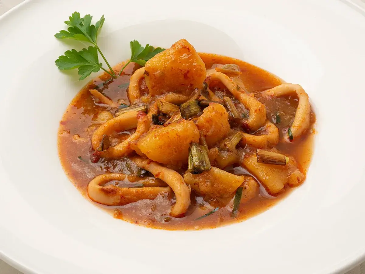 Patatas con calamares arguiñano, un plato casero lleno de sabor.