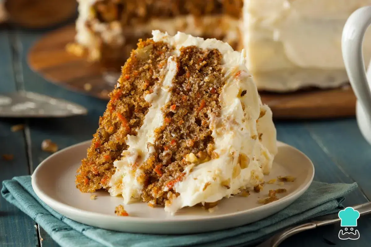 Deliciosa tarta de zanahoria y nueces, con un cremoso glaseado, lista para disfrutar.