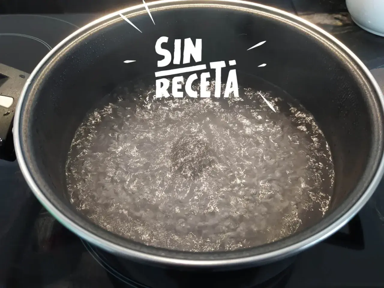 Agua hirviendo en una olla, lista para cocinar. ¿Cuánto tarda en hervir el agua? ¡Depende de la cocina!
