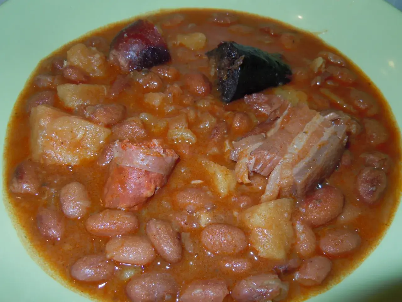 Alubias guisadas con chorizo y morcilla, perfectas tras su tiempo de cocción de las alubias en olla rápida.