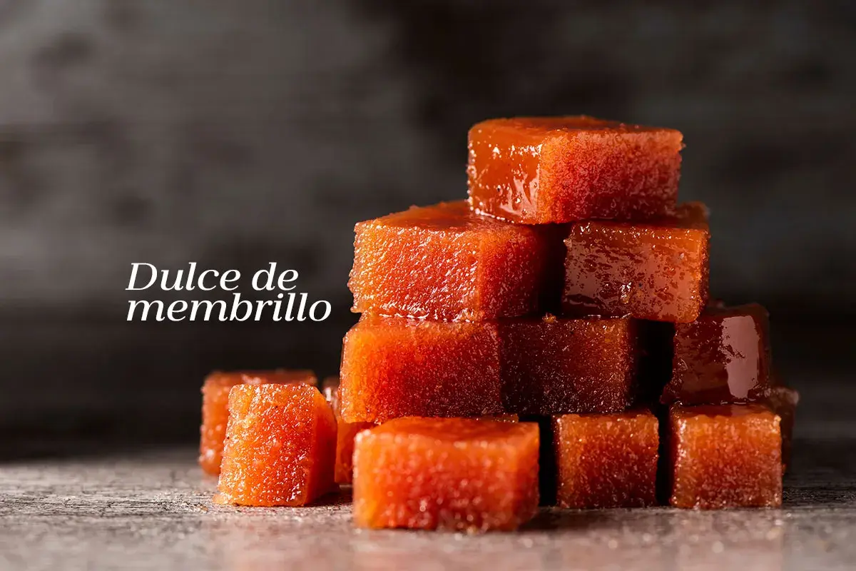 Cubos de dulce de membrillo apilados, con un brillo apetitoso.