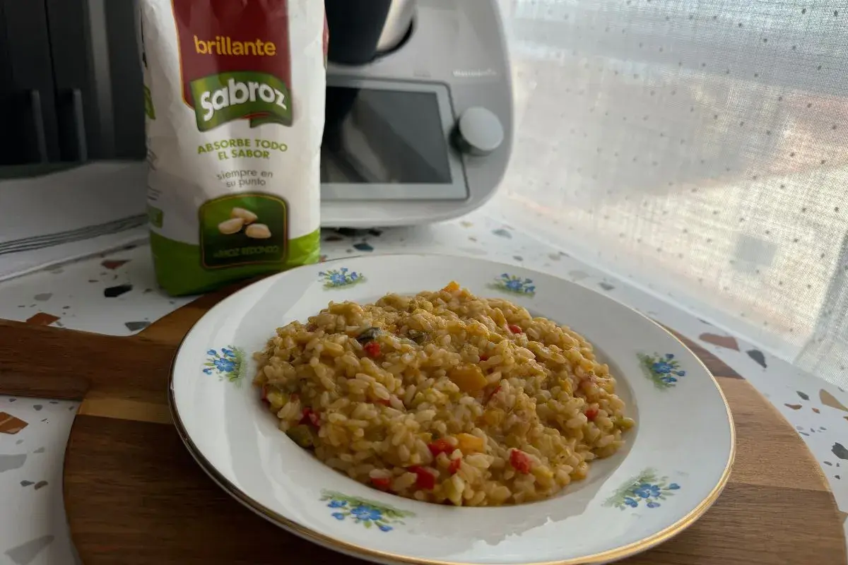 Delicioso arroz con verduras hecho en Thermomix, listo para disfrutar.