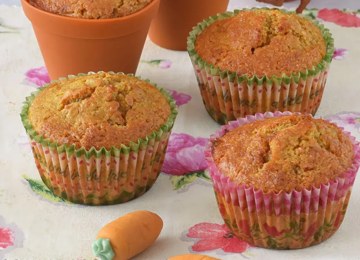 Deliciosas magdalenas de zanahoria, horneadas en macetas de terracota y decoradas con motivos florales.