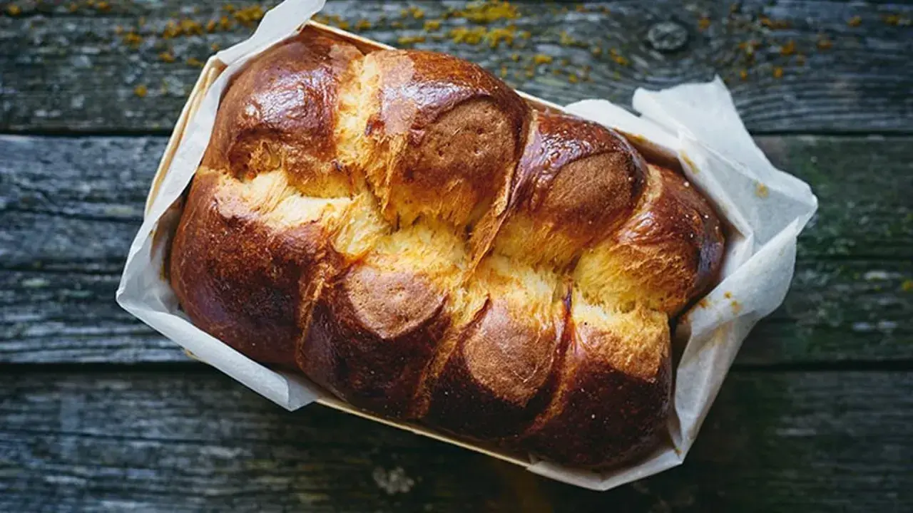 Pan casero Thermomix, dorado y esponjoso, listo para disfrutar. Su corteza crujiente y miga tierna lo hacen perfecto.