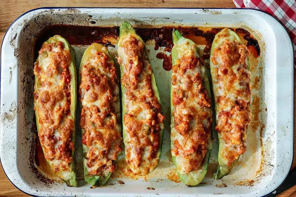 Calabacines rellenos arguiñano, dorados y gratinados en una bandeja de horno. ¡Un plato casero delicioso!