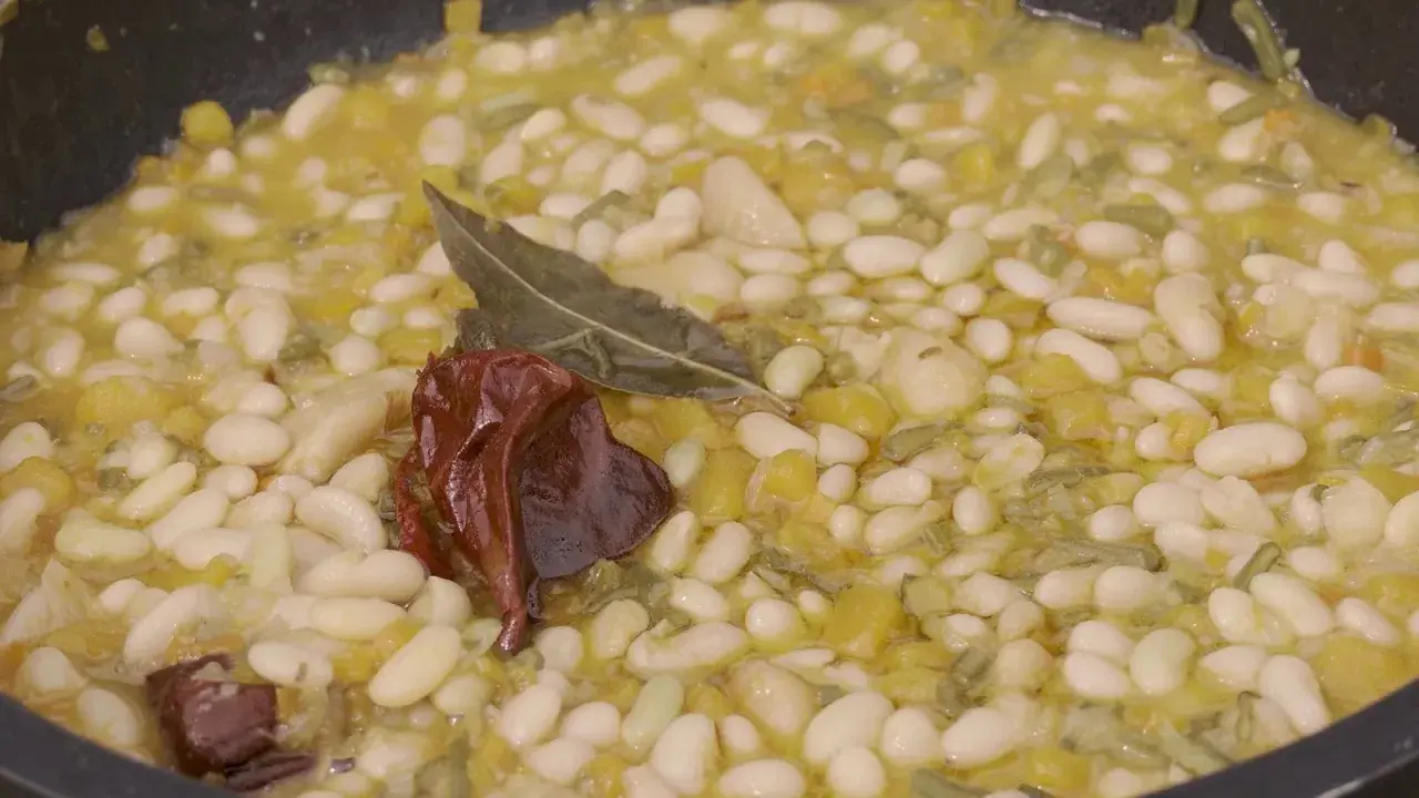 Un plato humeante de pochas a la riojana, con judías blancas tiernas, pimiento, laurel y guindilla.