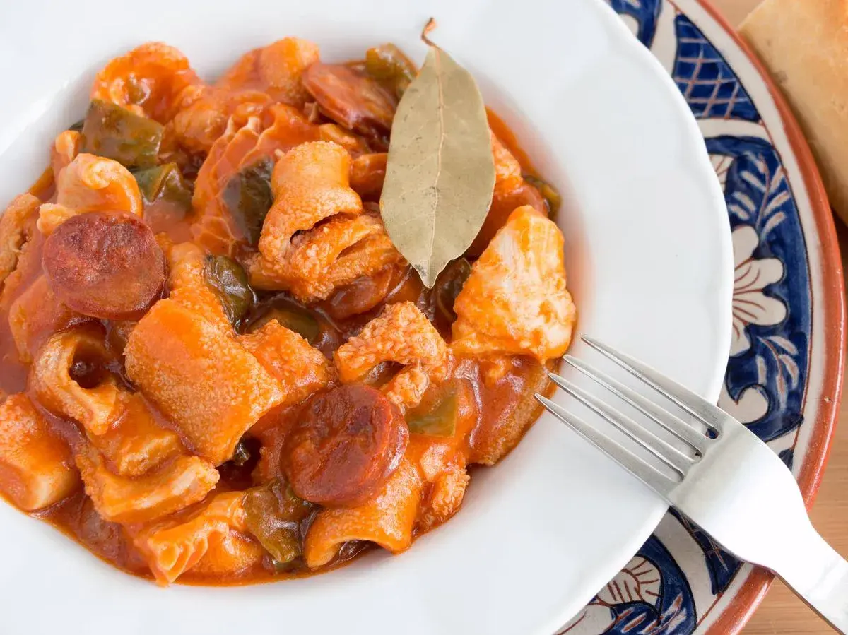 Un plato de callos a la madrileña, con chorizo y pimientos, como las recetas de la abuela. Un manjar tradicional.