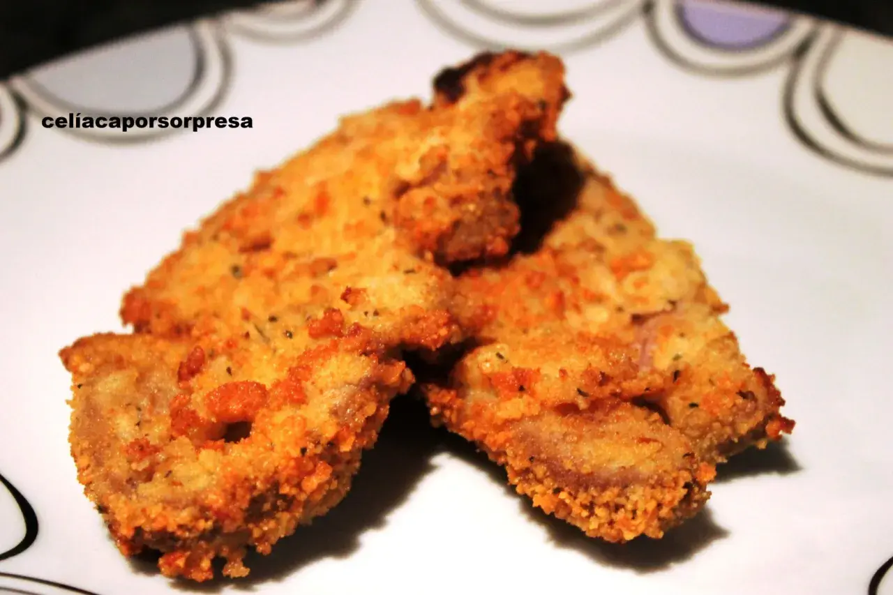 Tres escalopes de ternera empanados y dorados, listos para disfrutar.