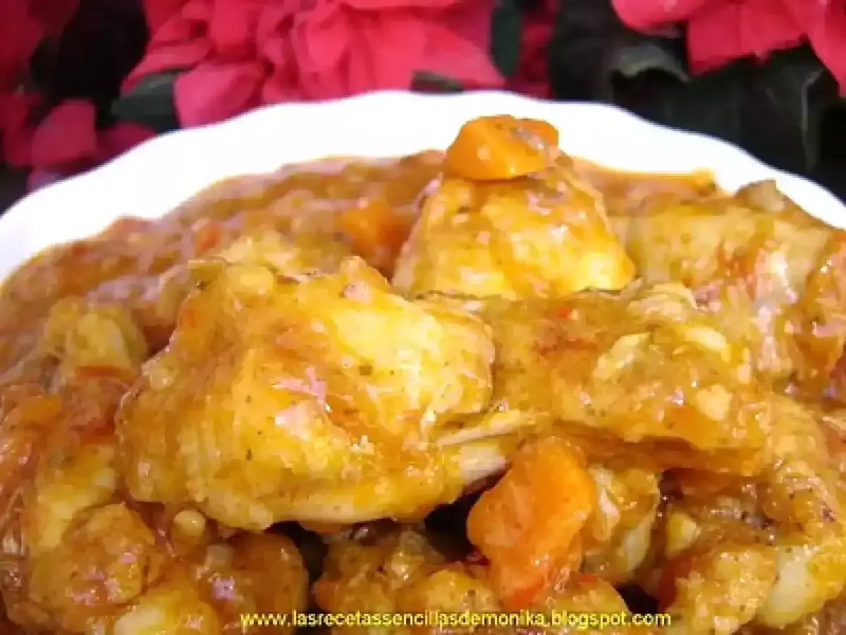 Sabroso pollo al chilindrón arguiñano, con trozos de pimiento y tomate en una salsa dorada.