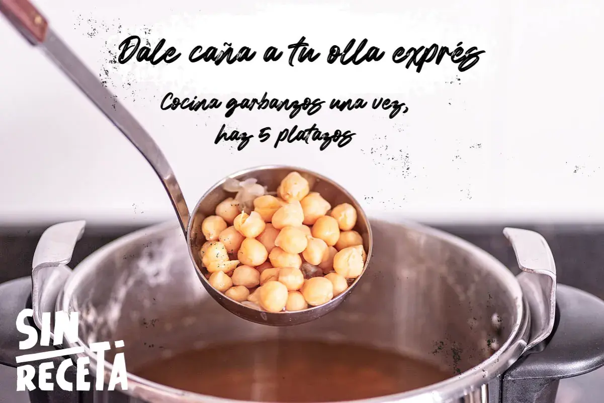 Cucharón lleno de garbanzos cocidos en olla express. ¡Cocina garbanzos una vez y haz 5 platazos!