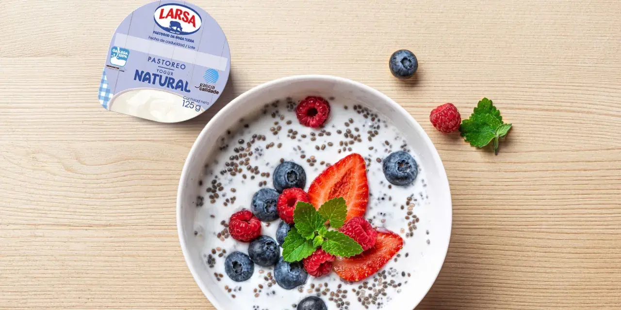 Yogur natural con chía, fresas, arándanos y frambuesas. Ideal para saber cuanto tiempo dejar la chía en yogurt y disfrutar de un desayuno saludable.