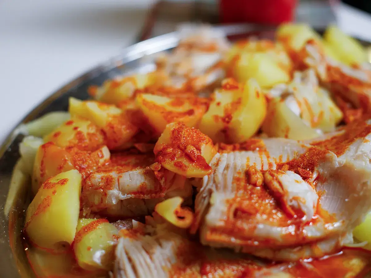 Raya a la gallega con patatas cocidas y espolvoreada con pimentón. Un plato tradicional gallego.