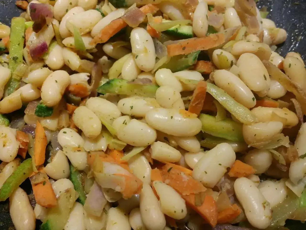 Judías blancas de bote salteadas con verduras. Un plato sencillo y sabroso, perfecto para una comida rápida y nutritiva.