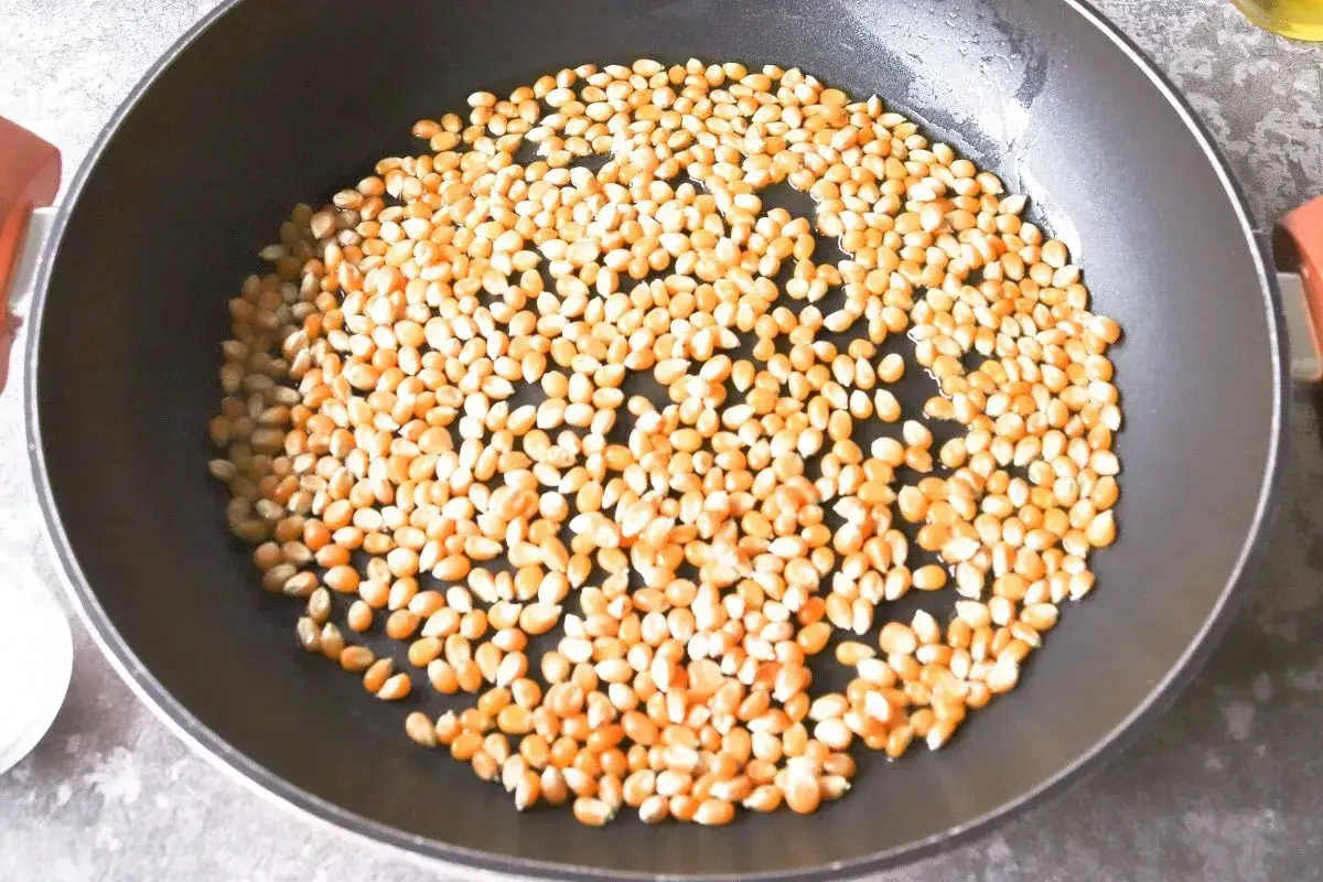 Ma&iacute;z listo para explotar en la sart&eacute;n. As&iacute; es como hacer palomitas en sart&eacute;n caseras y deliciosas.