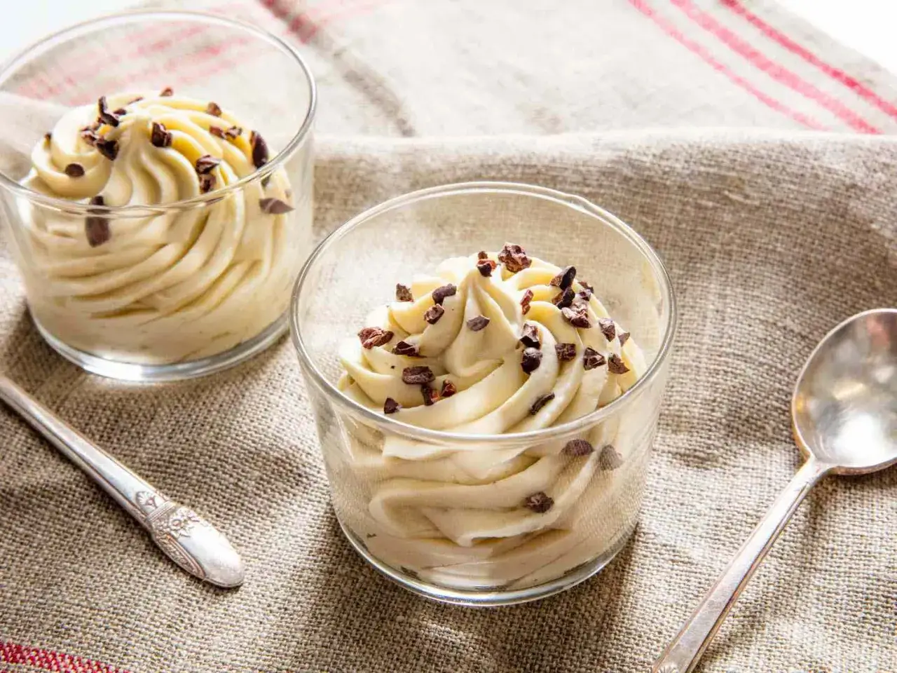Delicioso mousse de plátano en copas de cristal, decorado con trocitos de cacao.