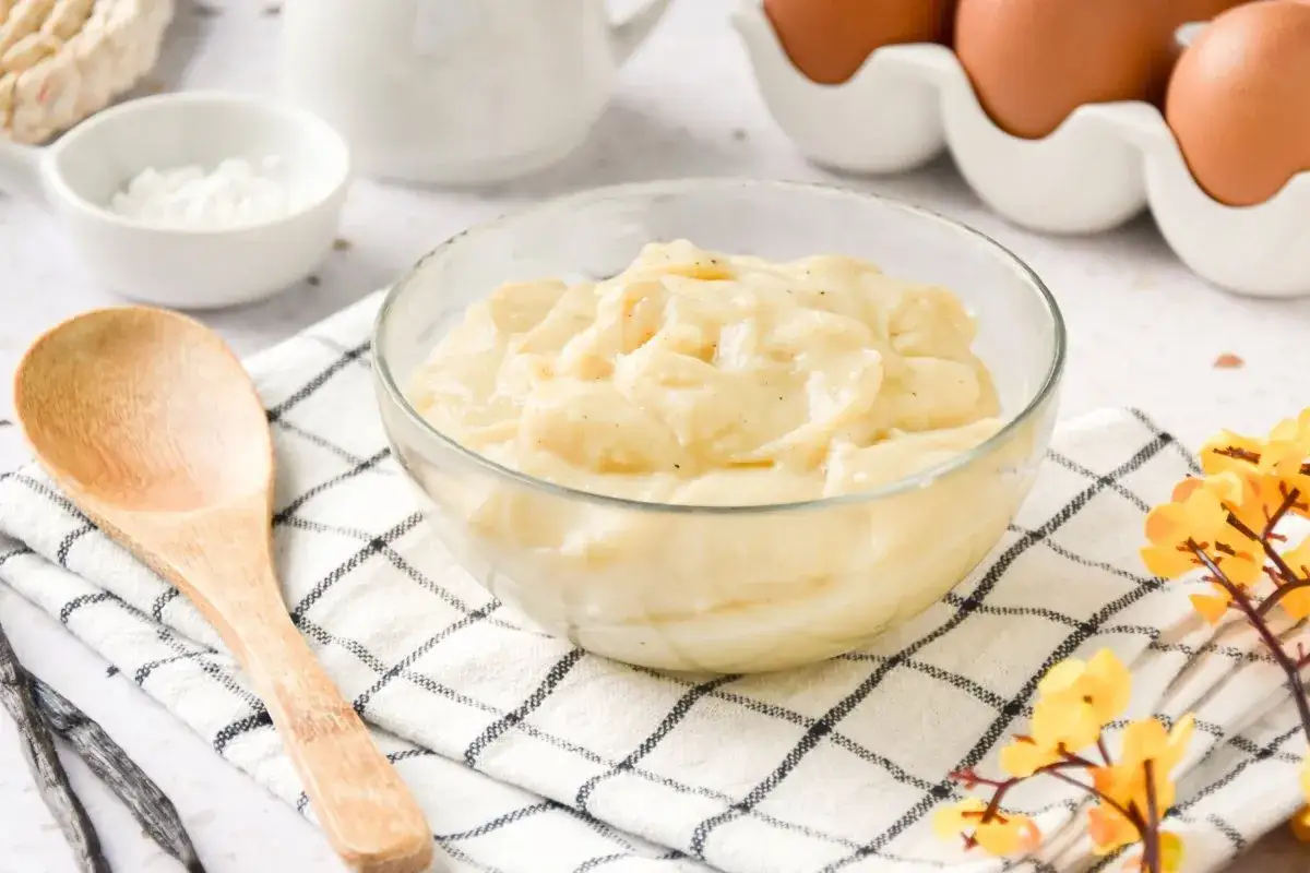 Crema pastelera casera, lista para usar. Perfecta para postres rápidos, esta crema pastelera microondas es fácil y deliciosa.
