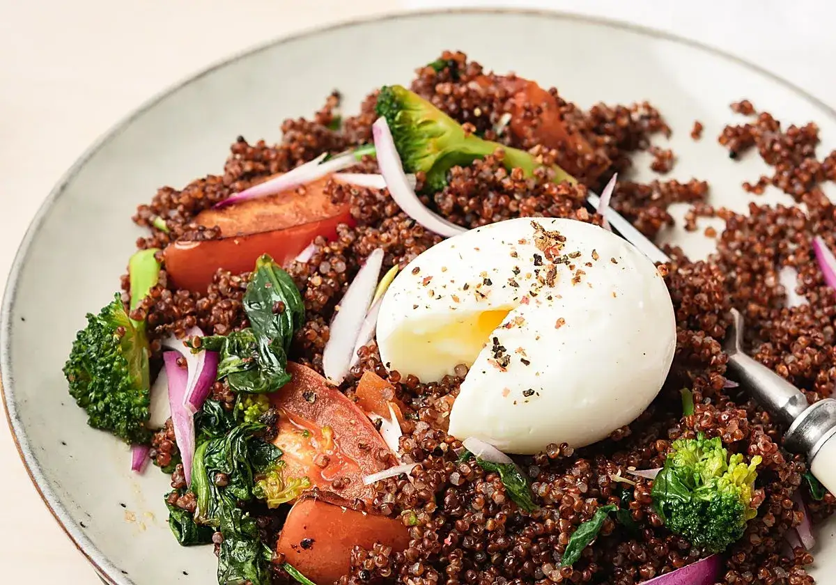 Deliciosa quinoa con verduras, br&oacute;coli, tomate y un huevo escalfado.