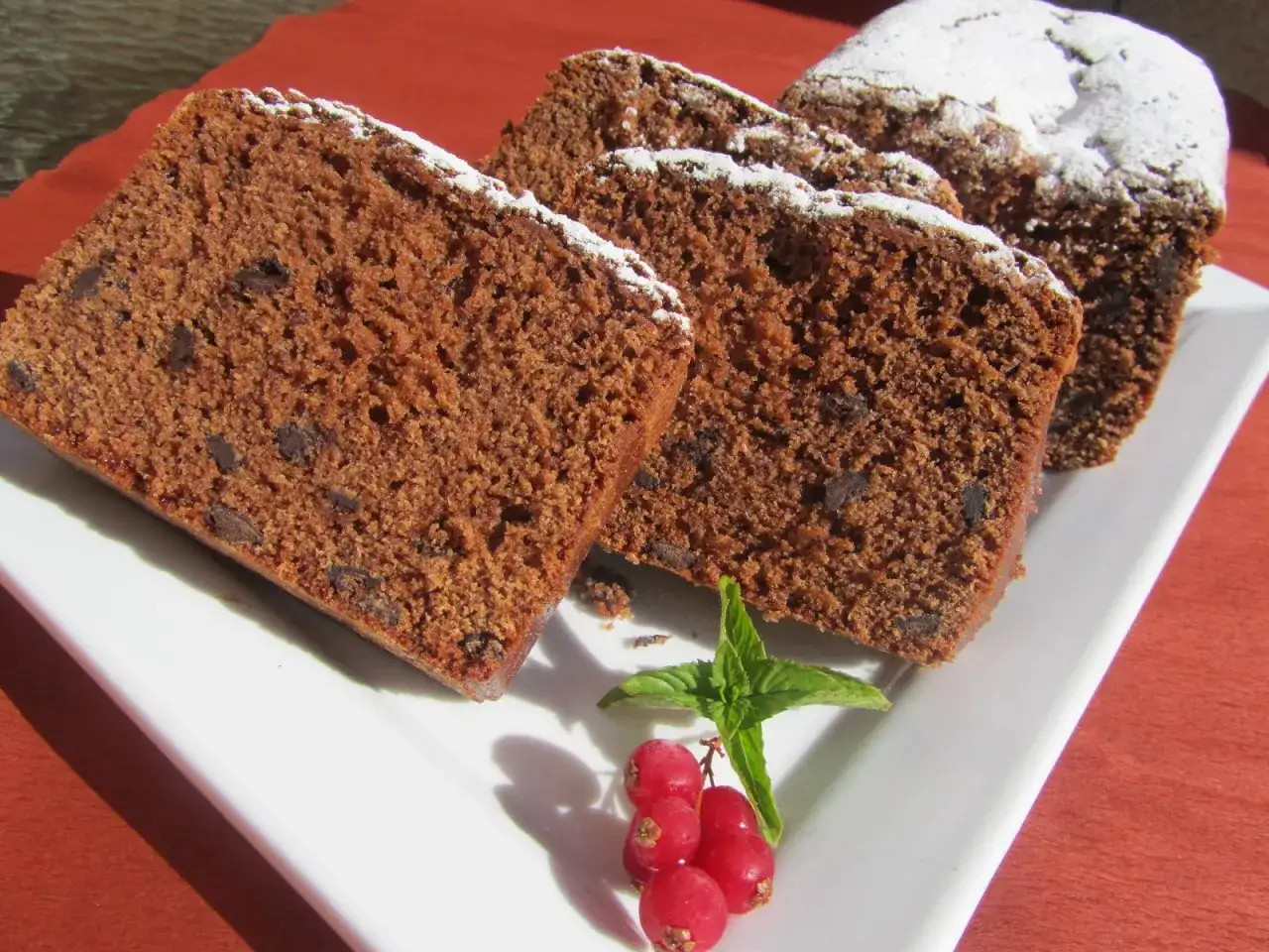 Rebanadas de bizcocho de chocolate con trocitos, espolvoreado con azúcar glas. ¡Perfecto para hacer en Thermomix!