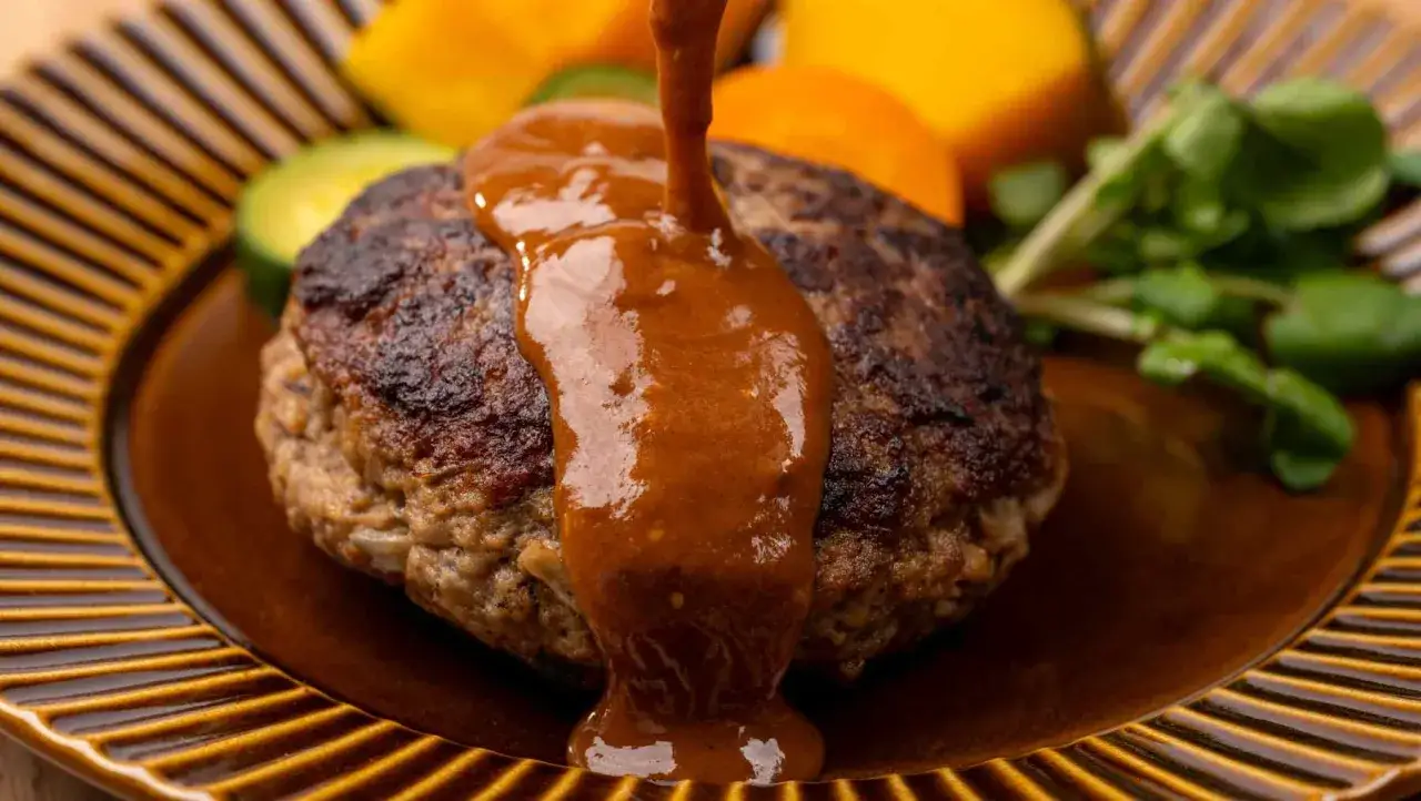 Filetes rusos jugosos con salsa, como en la receta de filetes rusos argui&ntilde;ano. Acompa&ntilde;ados de verduras y una deliciosa salsa.