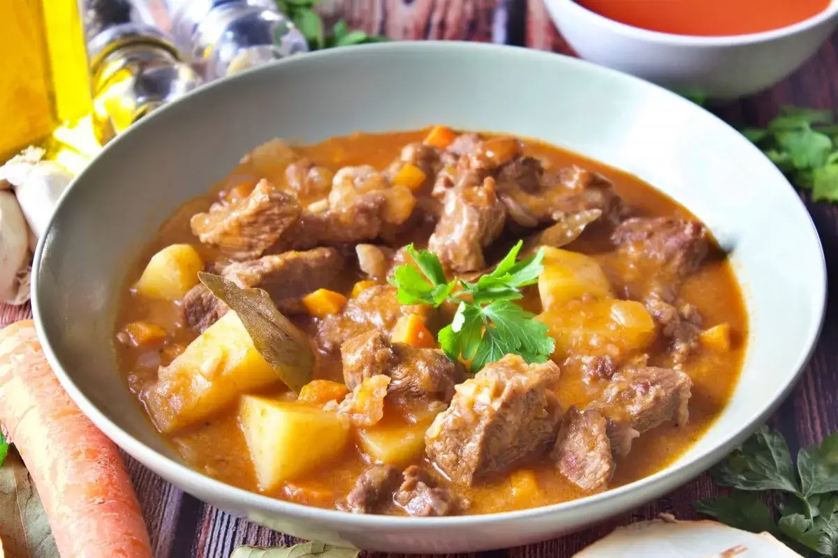 Un reconfortante plato de ternera guisada con patatas, zanahorias y hierbas frescas.